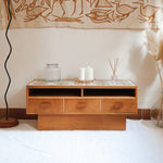 Meuble TV vintage en bois des années 70 avec plateau en céramique à motif floral, trois tiroirs et niches ouvertes.
