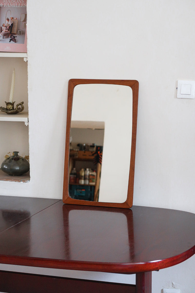 Miroir mural teck massif scandinave années 60, cadre galbé angles arrondis, veinage chaud vernis satiné, ébénisterie danoise mid-century