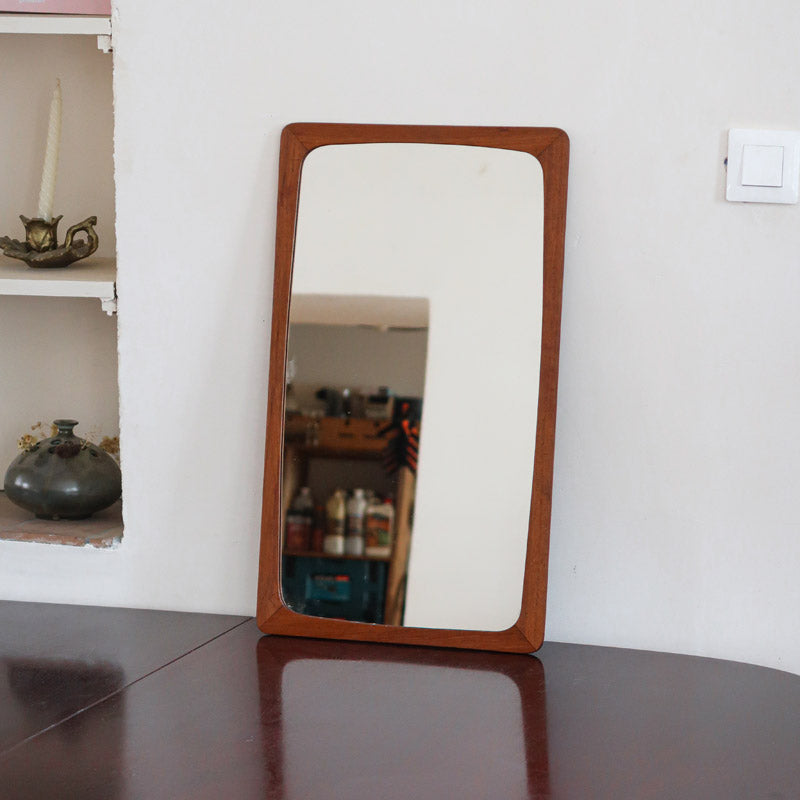 Miroir mural teck massif scandinave années 60, cadre galbé angles arrondis, veinage chaud vernis satiné, ébénisterie danoise mid-century
