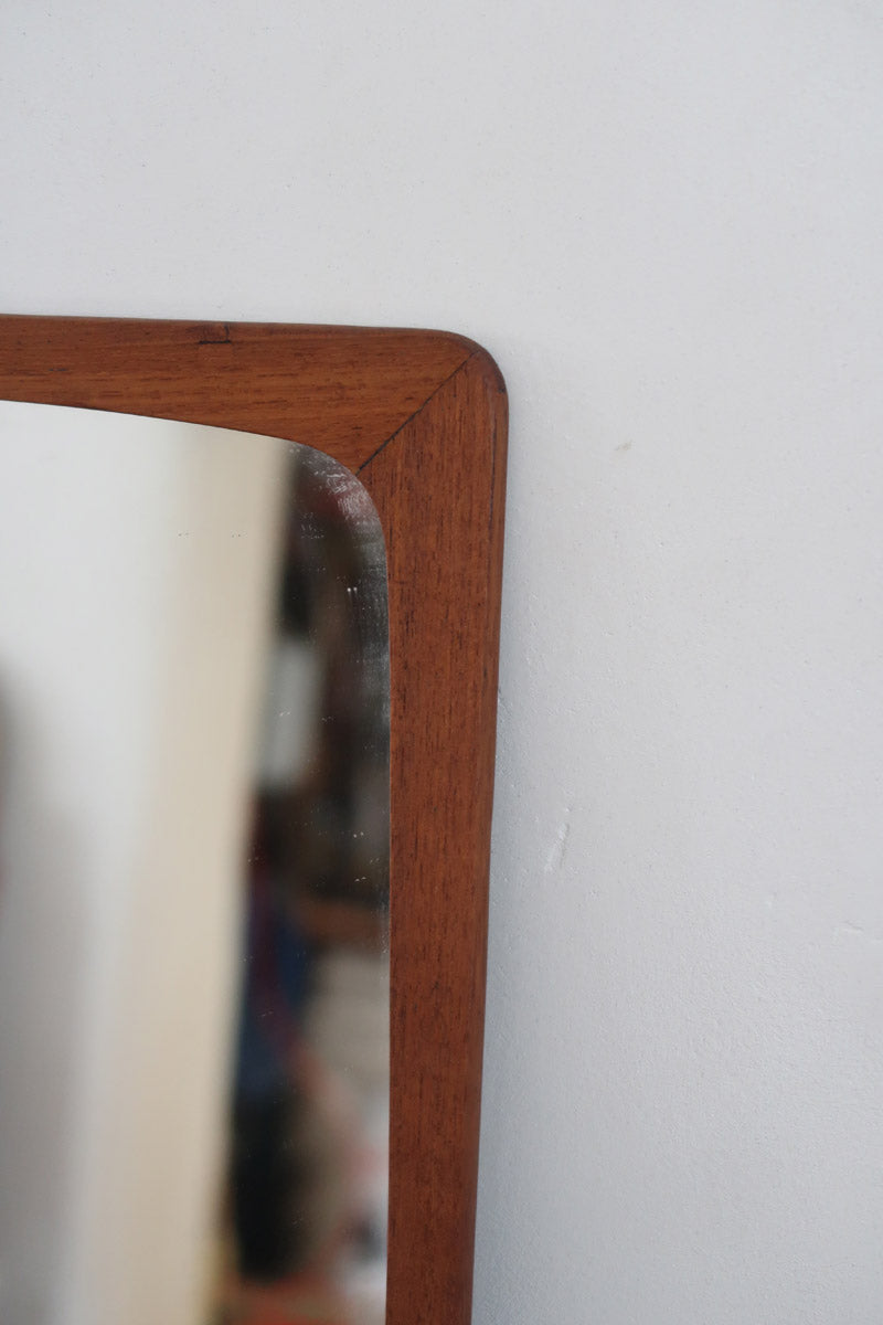 Miroir mural teck massif scandinave années 60, cadre galbé angles arrondis, veinage chaud vernis satiné, ébénisterie danoise mid-century