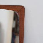 Miroir mural teck massif scandinave années 60, cadre galbé angles arrondis, veinage chaud vernis satiné, ébénisterie danoise mid-century