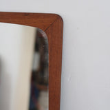 Miroir mural teck massif scandinave années 60, cadre galbé angles arrondis, veinage chaud vernis satiné, ébénisterie danoise mid-century