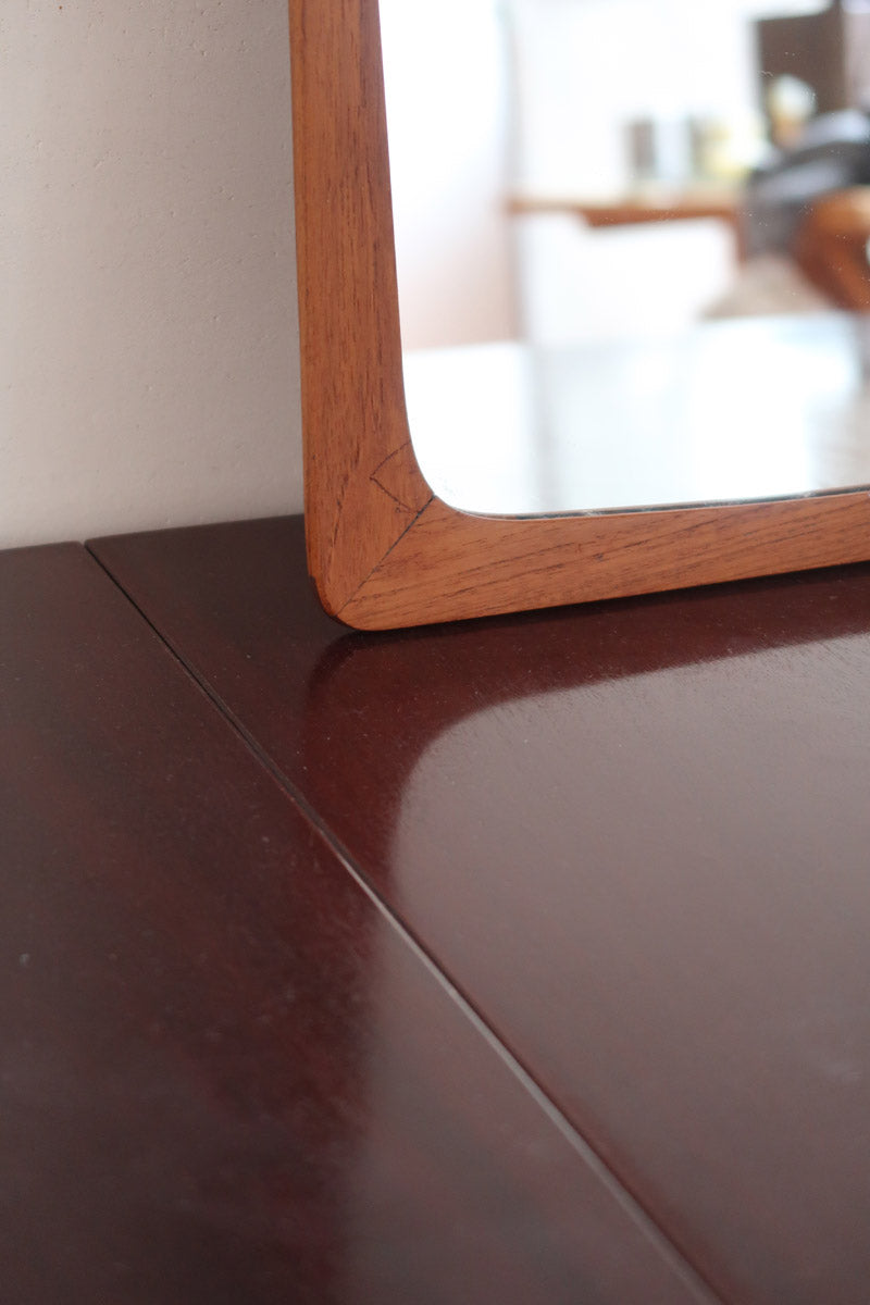 Miroir mural teck massif scandinave années 60, cadre galbé angles arrondis, veinage chaud vernis satiné, ébénisterie danoise mid-century