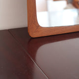 Miroir mural teck massif scandinave années 60, cadre galbé angles arrondis, veinage chaud vernis satiné, ébénisterie danoise mid-century