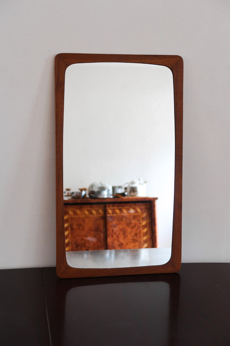 Miroir mural teck massif scandinave années 60, cadre galbé angles arrondis, veinage chaud vernis satiné, ébénisterie danoise mid-century