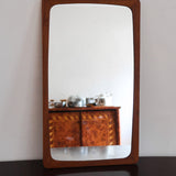 Miroir mural teck massif scandinave années 60, cadre galbé angles arrondis, veinage chaud vernis satiné, ébénisterie danoise mid-century