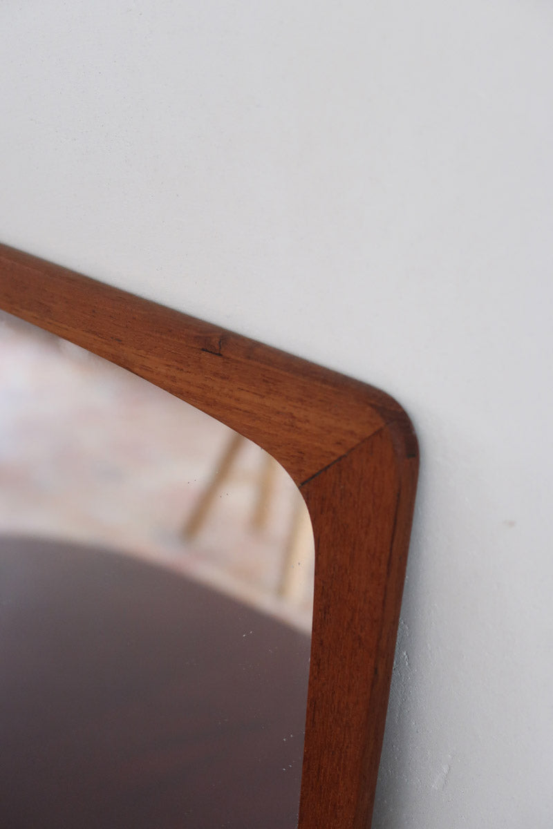 Miroir mural teck massif scandinave années 60, cadre galbé angles arrondis, veinage chaud vernis satiné, ébénisterie danoise mid-century