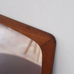 Miroir mural teck massif scandinave années 60, cadre galbé angles arrondis, veinage chaud vernis satiné, ébénisterie danoise mid-century