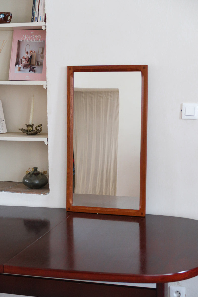 Miroir mural teck massif scandinave années 60, tenons chevillés visibles quatre angles, cadre droit, ébénisterie traditionnelle danoise mid-century