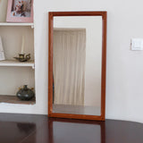 Miroir mural teck massif scandinave années 60, tenons chevillés visibles quatre angles, cadre droit, ébénisterie traditionnelle danoise mid-century