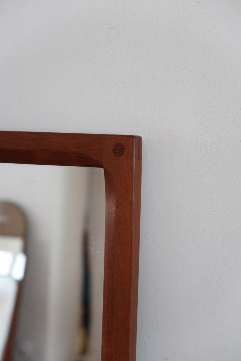 Miroir mural teck massif scandinave années 60, tenons chevillés visibles quatre angles, cadre droit, ébénisterie traditionnelle danoise mid-century