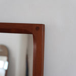 Miroir mural teck massif scandinave années 60, tenons chevillés visibles quatre angles, cadre droit, ébénisterie traditionnelle danoise mid-century