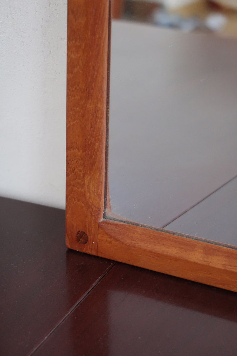 Miroir mural teck massif scandinave années 60, tenons chevillés visibles quatre angles, cadre droit, ébénisterie traditionnelle danoise mid-century