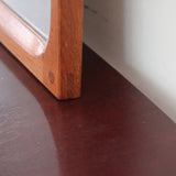 Miroir mural teck massif scandinave années 60, tenons chevillés visibles quatre angles, cadre droit, ébénisterie traditionnelle danoise mid-century
