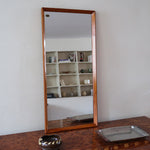 Miroir mural teck scandinave années 60 format vertical XL allongé, argenture protégée cuivre, entrée couloir, design danois mid-century