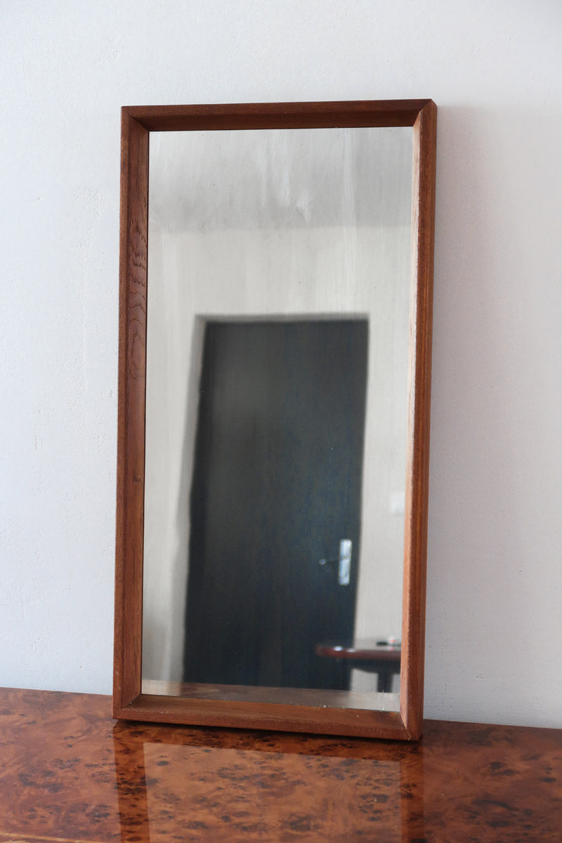Miroir mural teck scandinave années 60, cadre fin, miroir à patine douce uniforme, veinage chaud, design danois mid-century