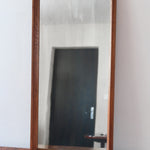 Miroir mural teck scandinave années 60, cadre fin, miroir à patine douce uniforme, veinage chaud, design danois mid-century