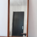 Miroir mural teck scandinave années 60, cadre fin, miroir à patine douce uniforme, veinage chaud, design danois mid-century