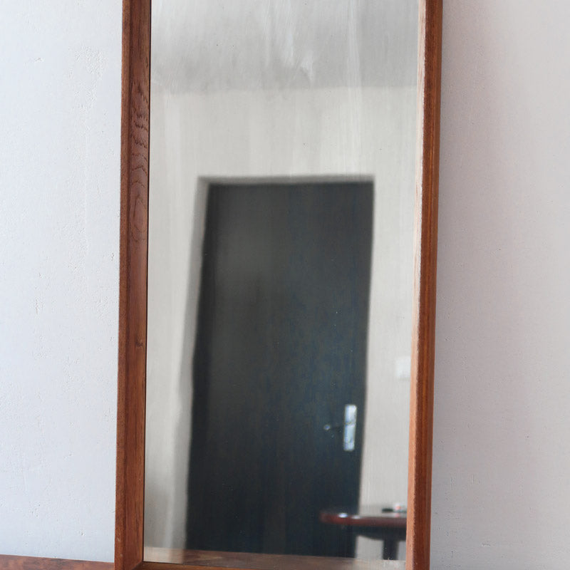 Miroir mural teck scandinave années 60, cadre fin, miroir à patine douce uniforme, veinage chaud, design danois mid-century