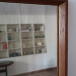 Miroir mural teck scandinave années 60, cadre fin, miroir à patine douce uniforme, veinage chaud, design danois mid-century