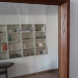Miroir mural teck scandinave années 60, cadre fin, miroir à patine douce uniforme, veinage chaud, design danois mid-century
