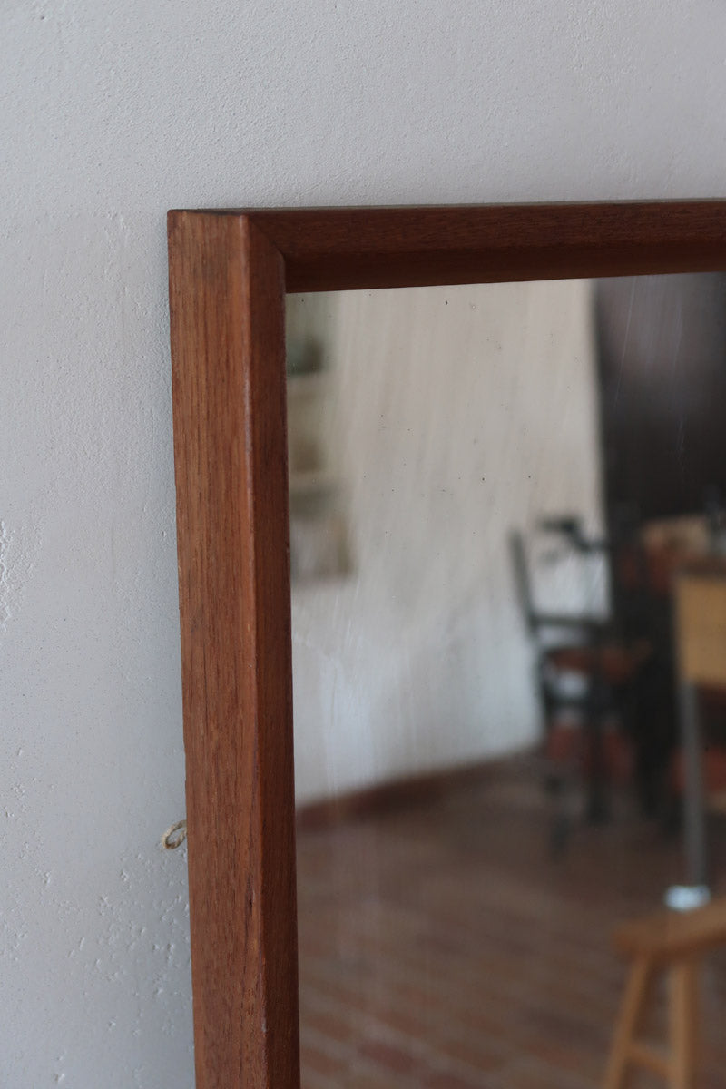 Miroir mural teck scandinave années 60, cadre fin, miroir à patine douce uniforme, veinage chaud, design danois mid-century