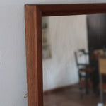 Miroir mural teck scandinave années 60, cadre fin, miroir à patine douce uniforme, veinage chaud, design danois mid-century