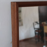 Miroir mural teck scandinave années 60, cadre fin, miroir à patine douce uniforme, veinage chaud, design danois mid-century