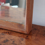 Miroir mural teck scandinave années 60, cadre fin, miroir à patine douce uniforme, veinage chaud, design danois mid-century