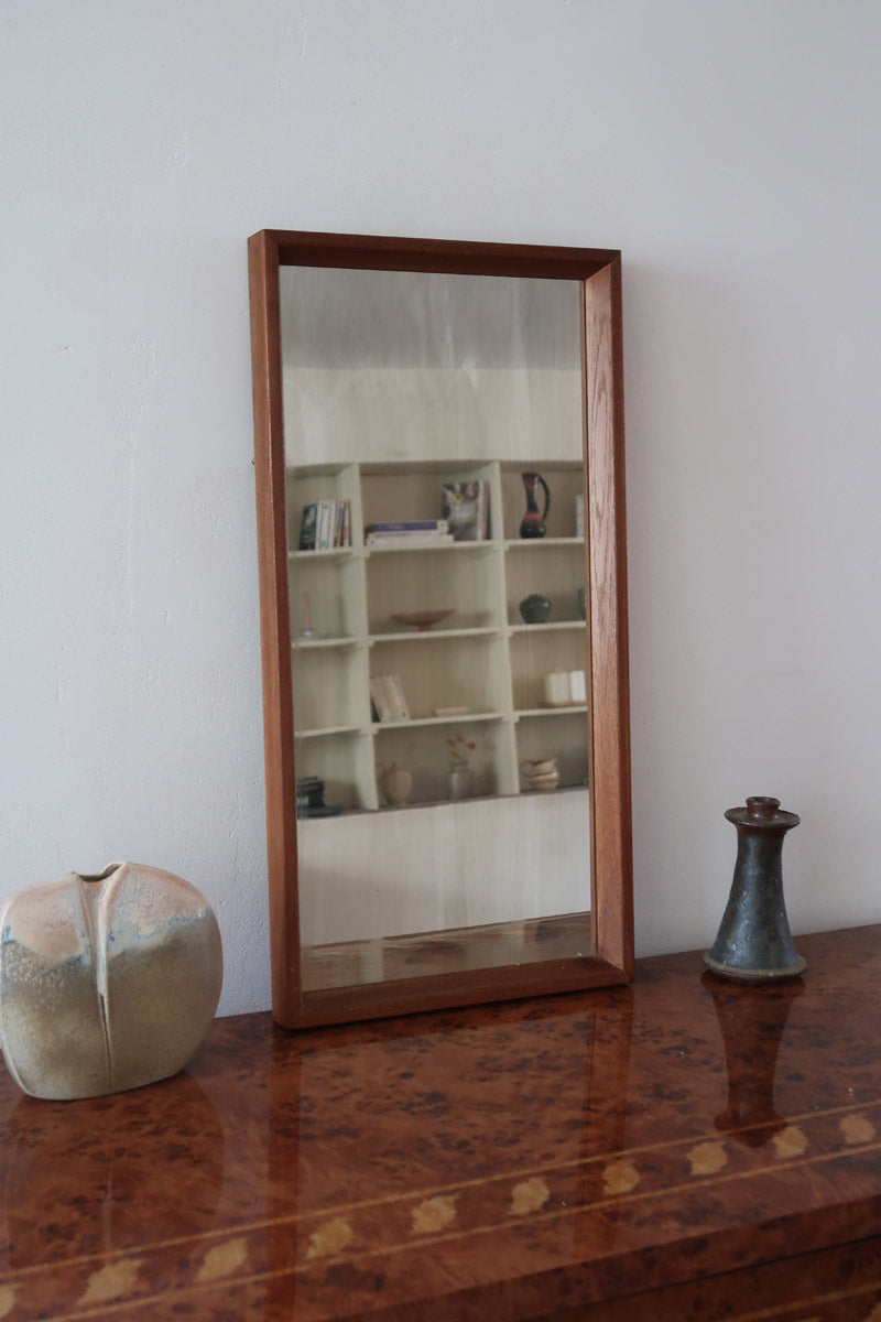 Miroir mural teck scandinave années 60, cadre fin, miroir à patine douce uniforme, veinage chaud, design danois mid-century