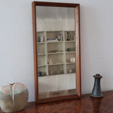 Miroir mural teck scandinave années 60, cadre fin, miroir à patine douce uniforme, veinage chaud, design danois mid-century