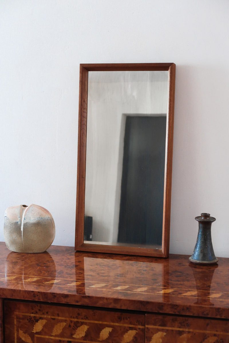 Miroir mural teck scandinave années 60, cadre fin, miroir à patine douce uniforme, veinage chaud, design danois mid-century