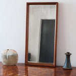 Miroir mural teck scandinave années 60, cadre fin, miroir à patine douce uniforme, veinage chaud, design danois mid-century
