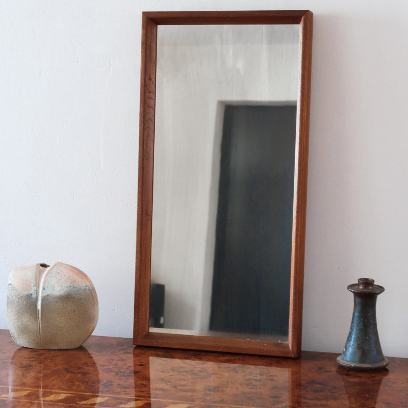 Miroir mural teck scandinave années 60, cadre fin, miroir à patine douce uniforme, veinage chaud, design danois mid-century