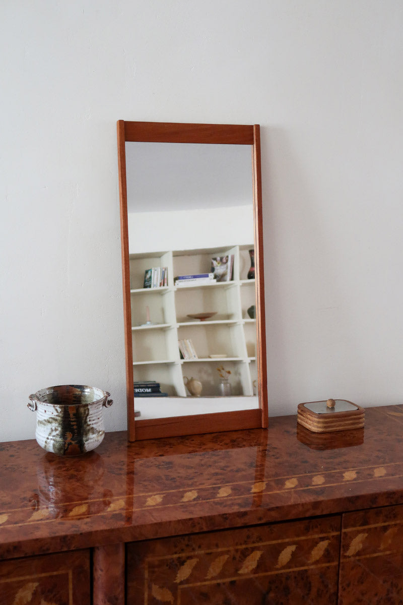 Miroir mural teck scandinave années 60 montants saillants tenons aux angles, format vertical élancé, ébénisterie danoise mid-century