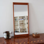 Miroir mural teck scandinave années 60 montants saillants tenons aux angles, format vertical élancé, ébénisterie danoise mid-century