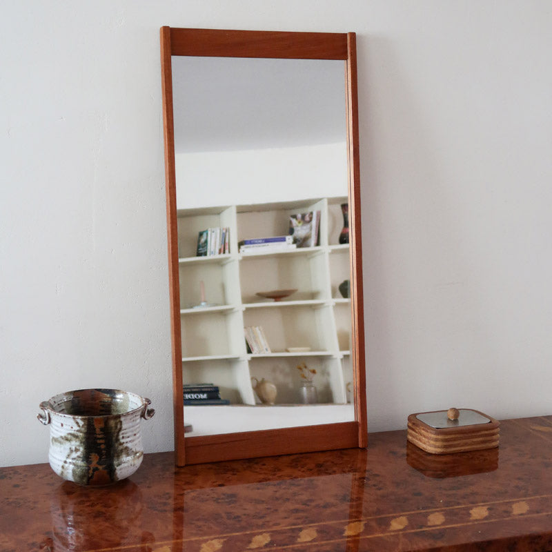 Miroir mural teck scandinave années 60 montants saillants tenons aux angles, format vertical élancé, ébénisterie danoise mid-century