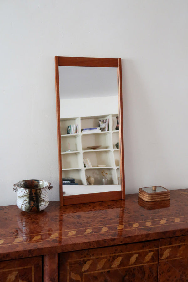 Miroir mural teck scandinave années 60 montants saillants tenons aux angles, format vertical élancé, ébénisterie danoise mid-century