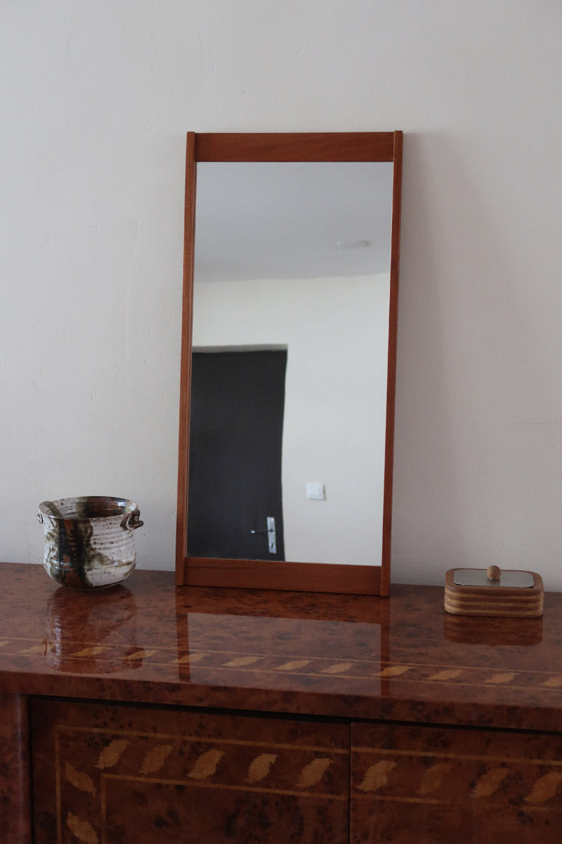 Miroir mural teck scandinave années 60 montants saillants tenons aux angles, format vertical élancé, ébénisterie danoise mid-century
