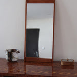 Miroir mural teck scandinave années 60 montants saillants tenons aux angles, format vertical élancé, ébénisterie danoise mid-century