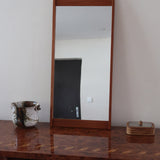 Miroir mural teck scandinave années 60 montants saillants tenons aux angles, format vertical élancé, ébénisterie danoise mid-century