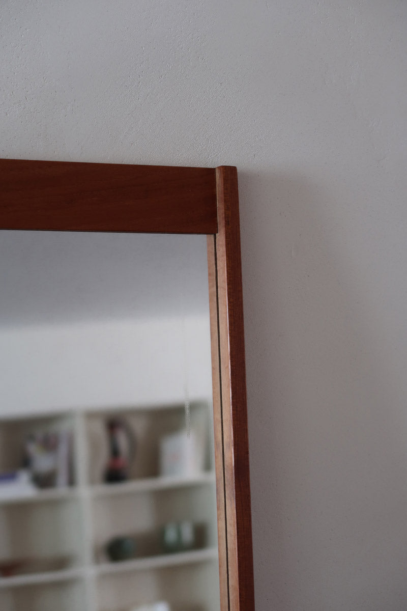 Miroir mural teck scandinave années 60 montants saillants tenons aux angles, format vertical élancé, ébénisterie danoise mid-century