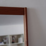 Miroir mural teck scandinave années 60 montants saillants tenons aux angles, format vertical élancé, ébénisterie danoise mid-century