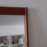 Miroir mural teck scandinave années 60 montants saillants tenons aux angles, format vertical élancé, ébénisterie danoise mid-century