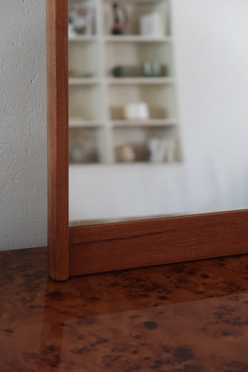 Miroir mural teck scandinave années 60 montants saillants tenons aux angles, format vertical élancé, ébénisterie danoise mid-century
