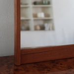 Miroir mural teck scandinave années 60 montants saillants tenons aux angles, format vertical élancé, ébénisterie danoise mid-century
