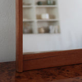 Miroir mural teck scandinave années 60 montants saillants tenons aux angles, format vertical élancé, ébénisterie danoise mid-century