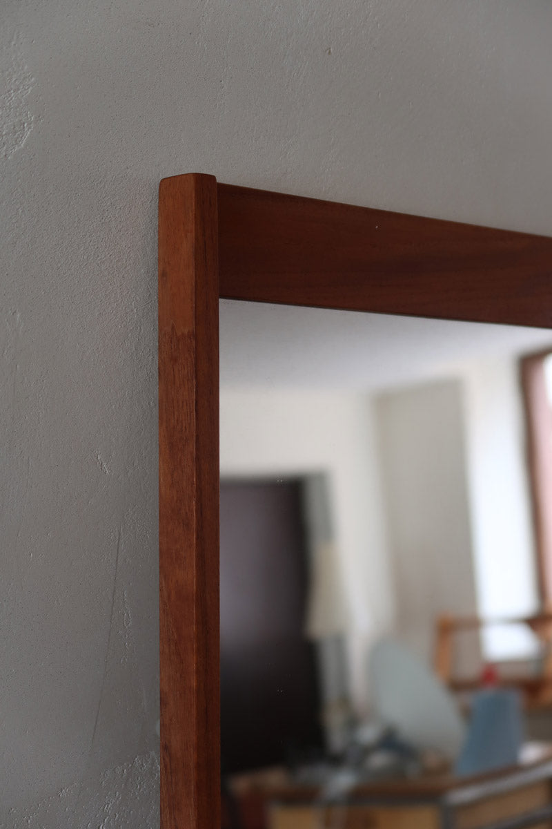 Miroir mural teck scandinave années 60 montants saillants tenons aux angles, format vertical élancé, ébénisterie danoise mid-century