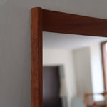 Miroir mural teck scandinave années 60 montants saillants tenons aux angles, format vertical élancé, ébénisterie danoise mid-century