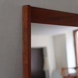 Miroir mural teck scandinave années 60 montants saillants tenons aux angles, format vertical élancé, ébénisterie danoise mid-century